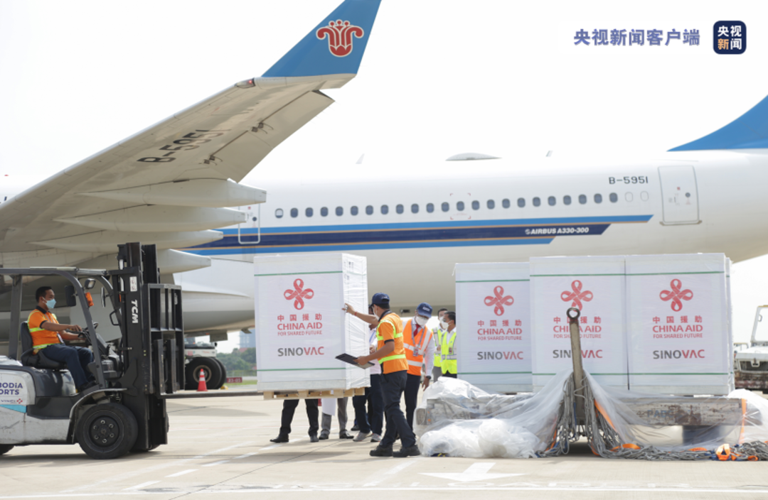 中国政府援助柬埔寨的第七批新冠疫苗运抵柬首都金边