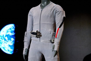 奢侈品牌Prada进军航天业！为NASA提供登月宇航服 内衣自带通风