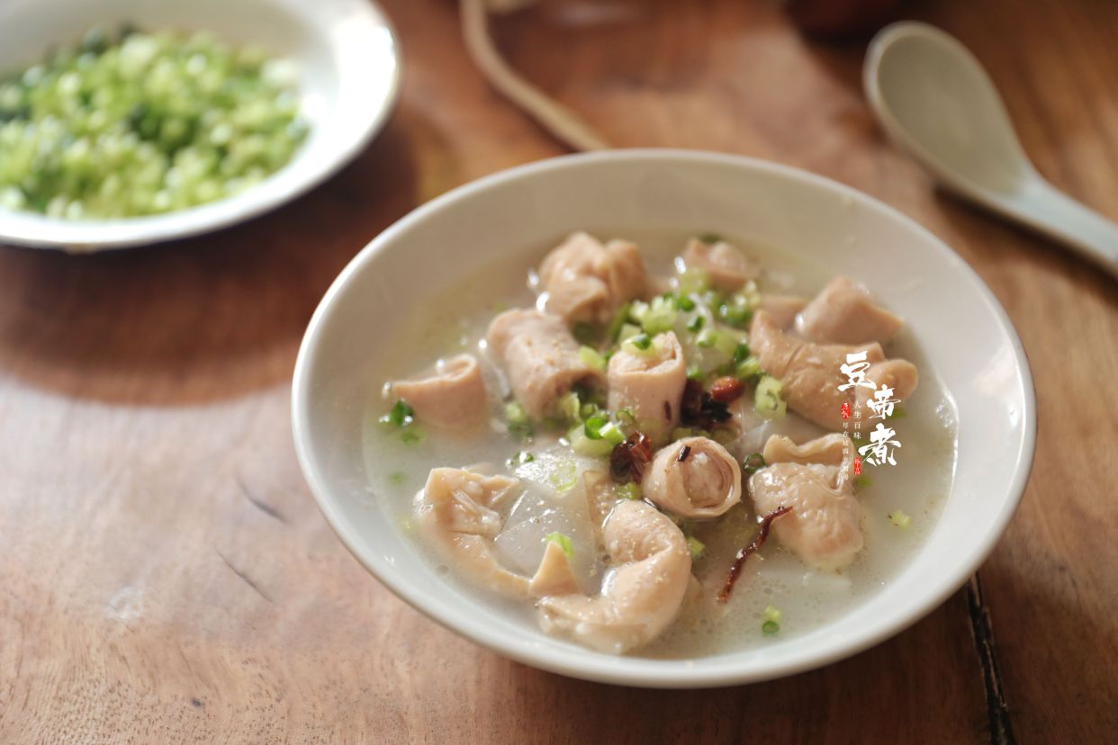 泉州的特色小吃"小肠汤"吃过一次就忘不了,味道醇香口感真好