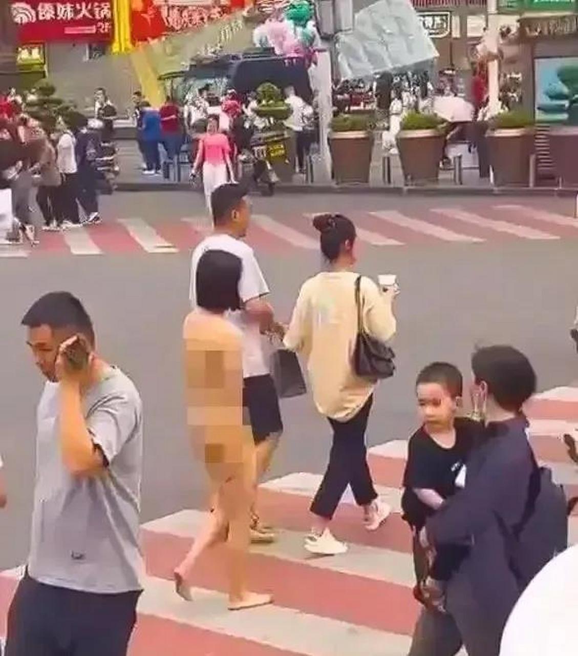 长沙女子光溜溜上街,旁若无人,或站服装店前摆摆pose,或穿梭在人群中