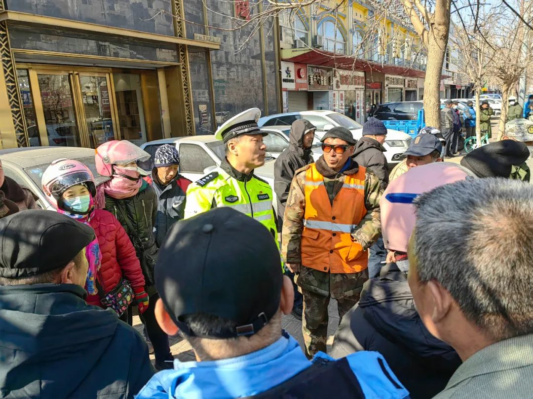 铁西大队为进城务工人员普及"一盔一带 "道路交通安全知识
