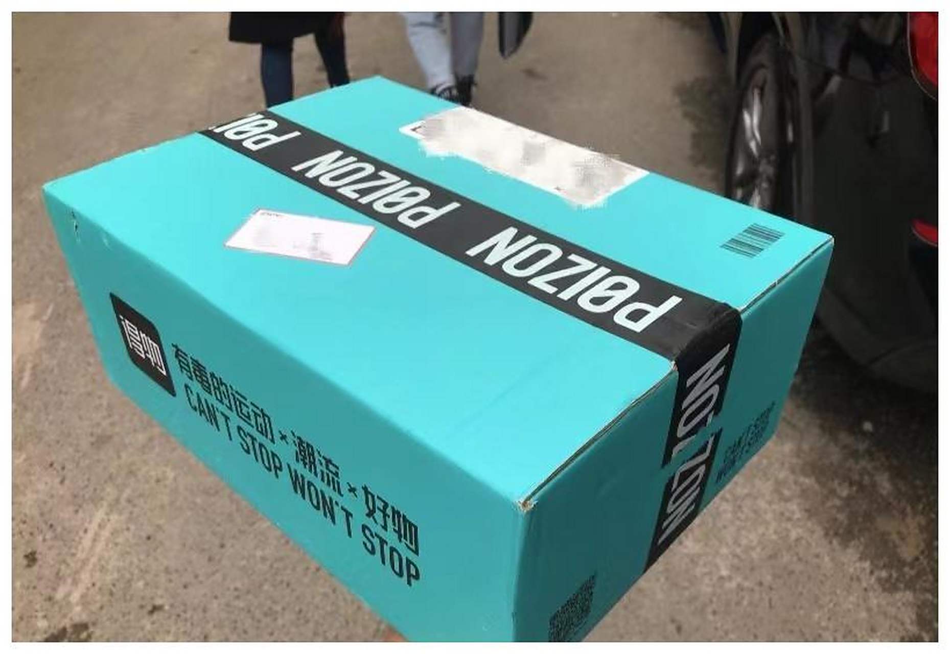 救命,这衣服,跟我刚买的得物快递箱子怎么那么像呢,得物这么快入侵