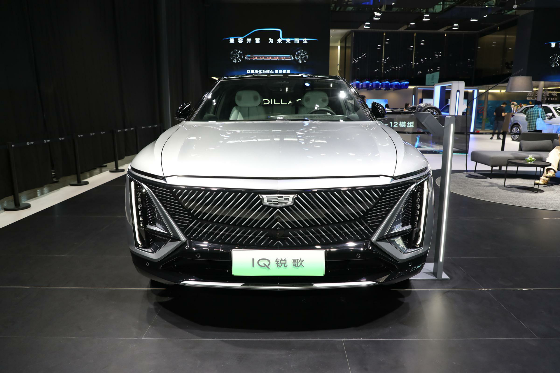 凯迪拉克在广州车展上发布了新能源suv iq锐歌的新版本.