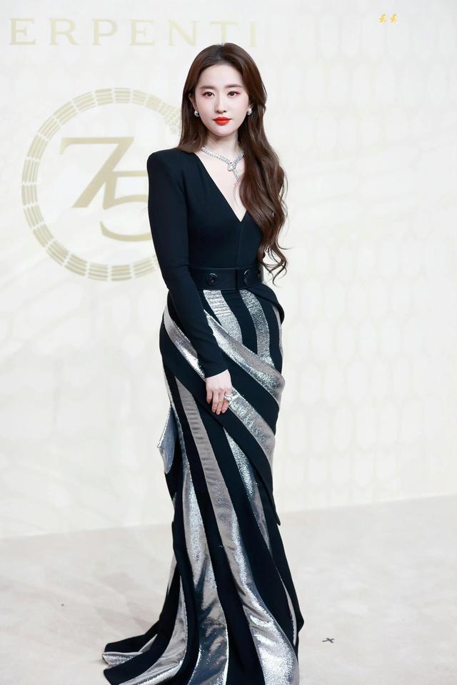 刘亦菲身材太惊艳,穿拼接深v连衣裙珠光宝气,腰臀比太好了