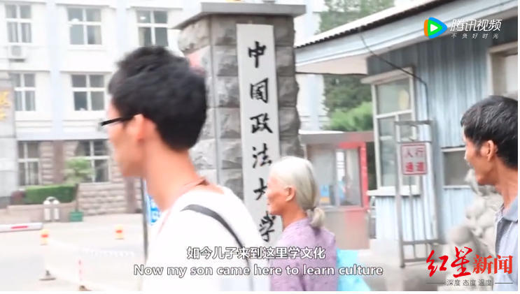 唐尚珺和父母到中国政法大学门口（截图自纪录片《高十》）