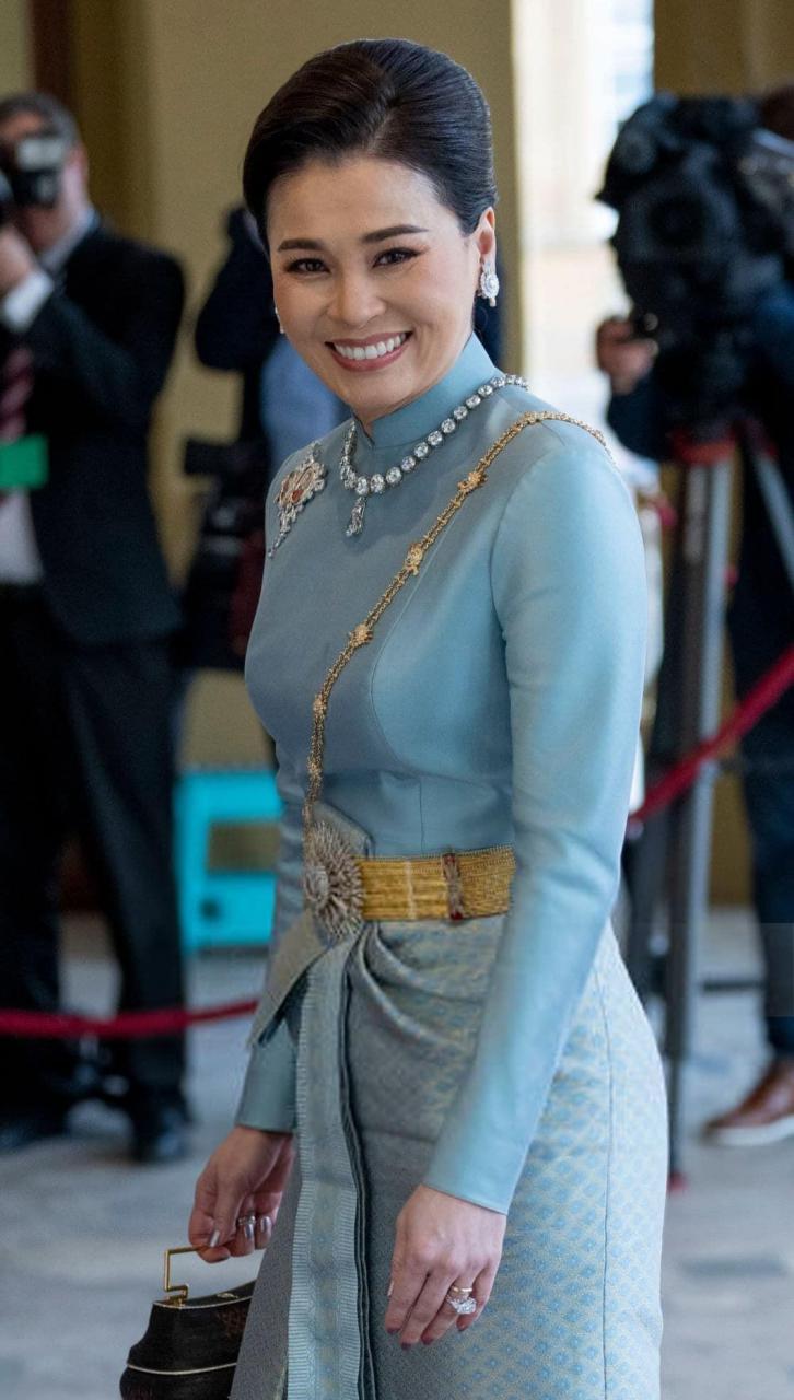 素提达王后前往威斯敏斯特教堂参加英国国王查尔斯三世与卡米拉王后的