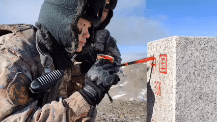 ����30�����϶ȡ�������10������Խ7��ѩɽ����Ů������Ѳ�߶ӣ�������