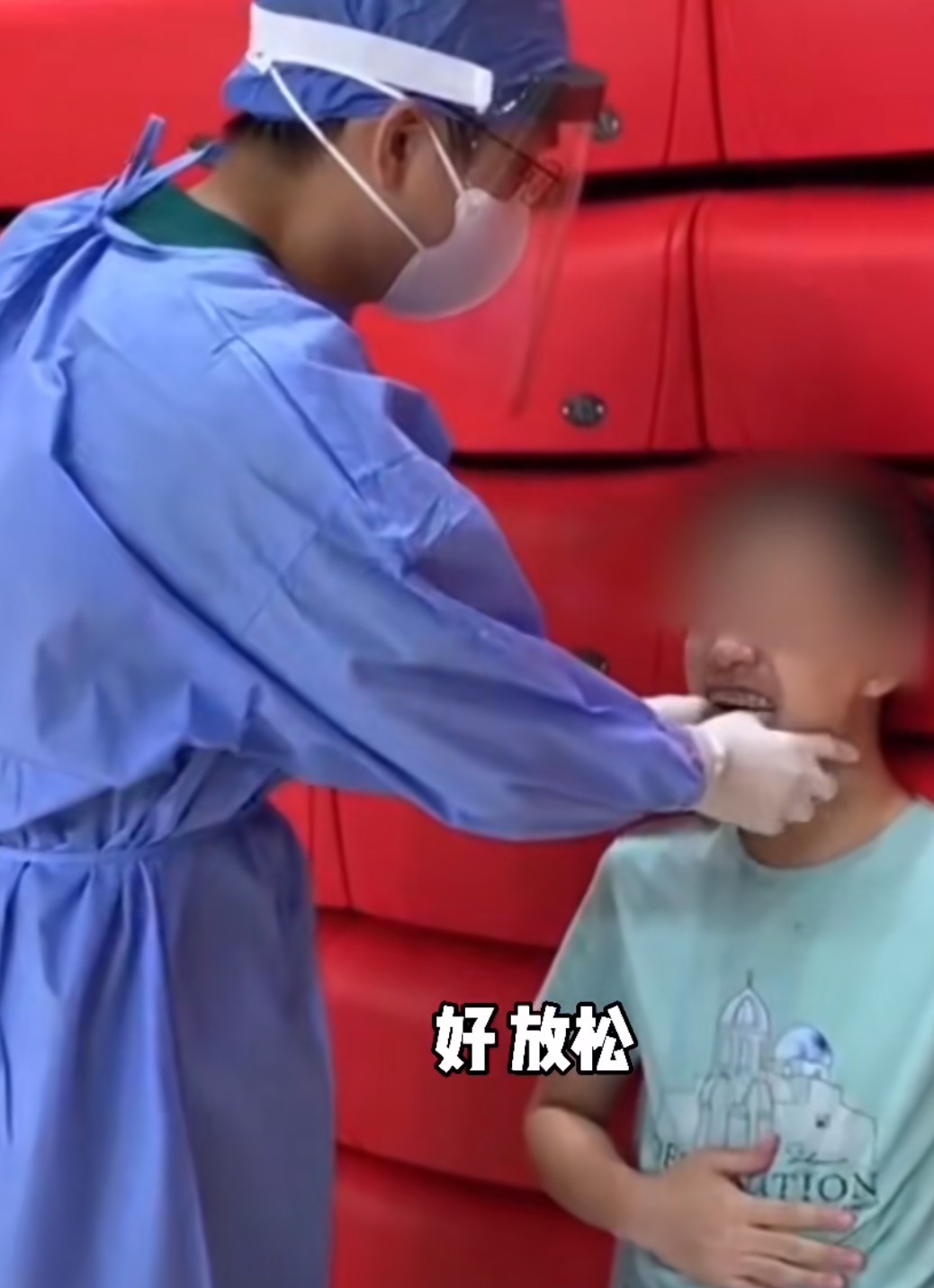 广东一大学生核酸检测嘴张太大致下巴脱臼,自己笑得停不下来!