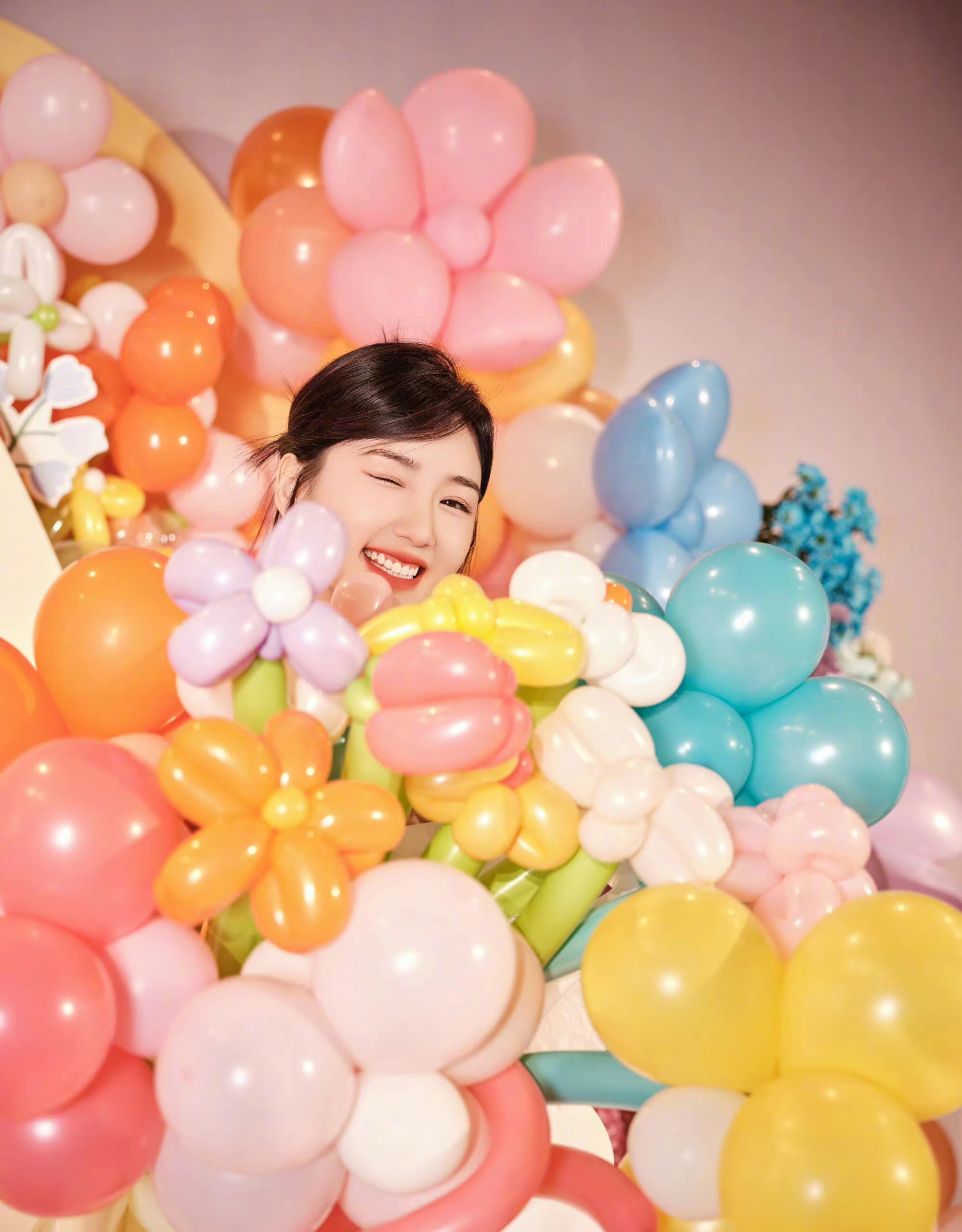 毛晓彤晒35岁生日照,穿白色羽毛边吊带套装裙,恬静又减龄!