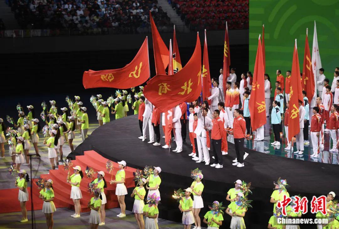 闭幕式上 伴随轻快的乐曲 各代表团相继入场 回望过去的十多天 全运会