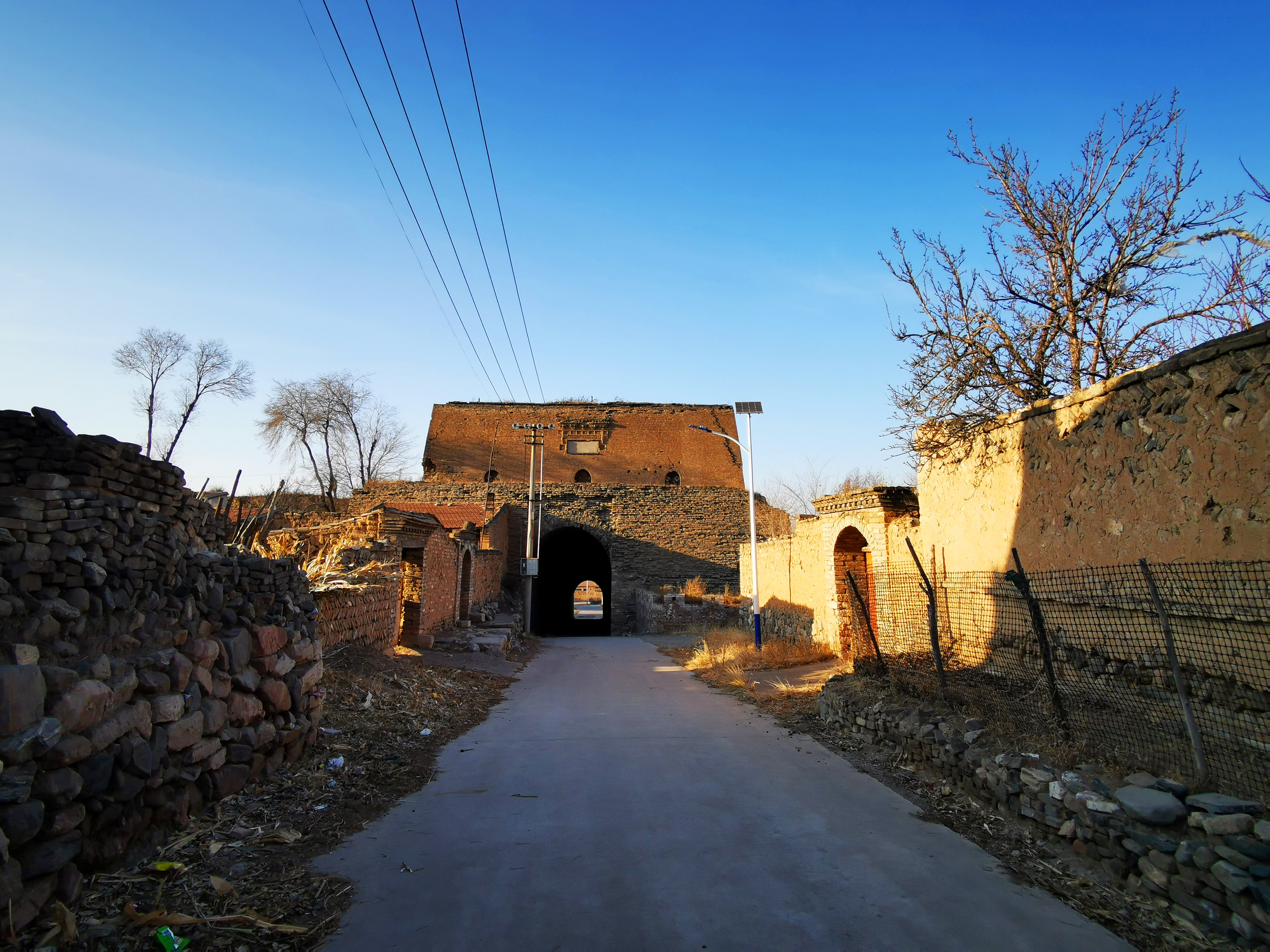 新广武村,一座古长城脚下的屯兵城堡,有"金斗银簸箕"之称