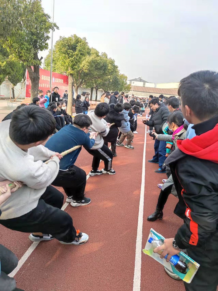 博望初中举行八年级拔河比赛