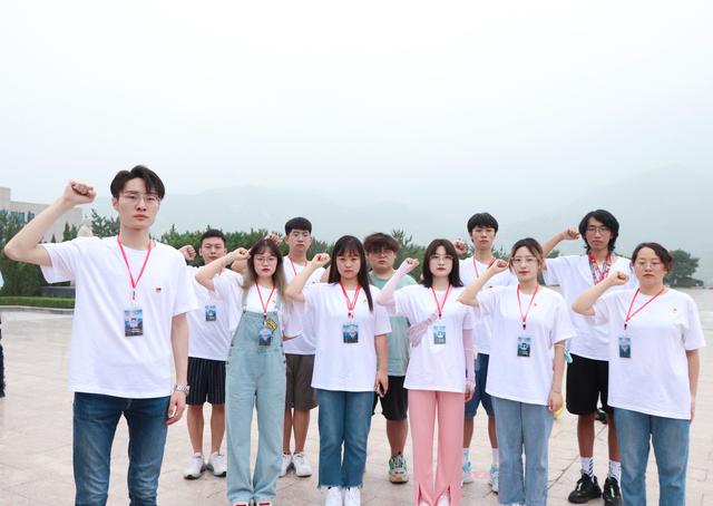 武昌理工学院14名大学生听94岁老兵张景元讲革命故事