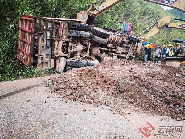 普洱:货车侧翻1人被困消防冒雨紧急救援