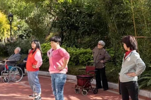 情系老人冷暖,真心送爱陪伴——王长玲先生公益敬老阳光行