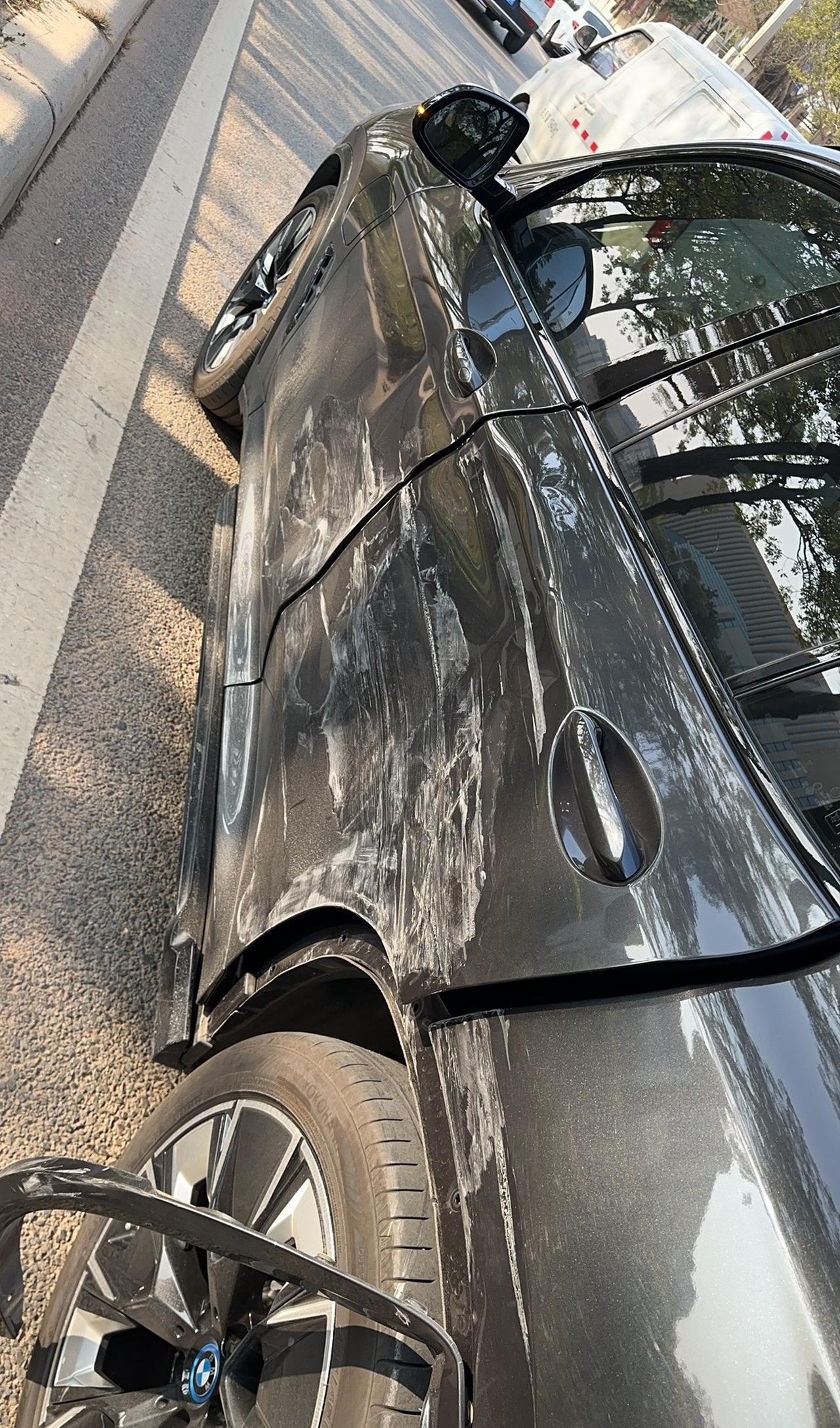 事故发生时,车上的三人轻微晃动,幸运的是,车辆表面仅出现轻微损伤