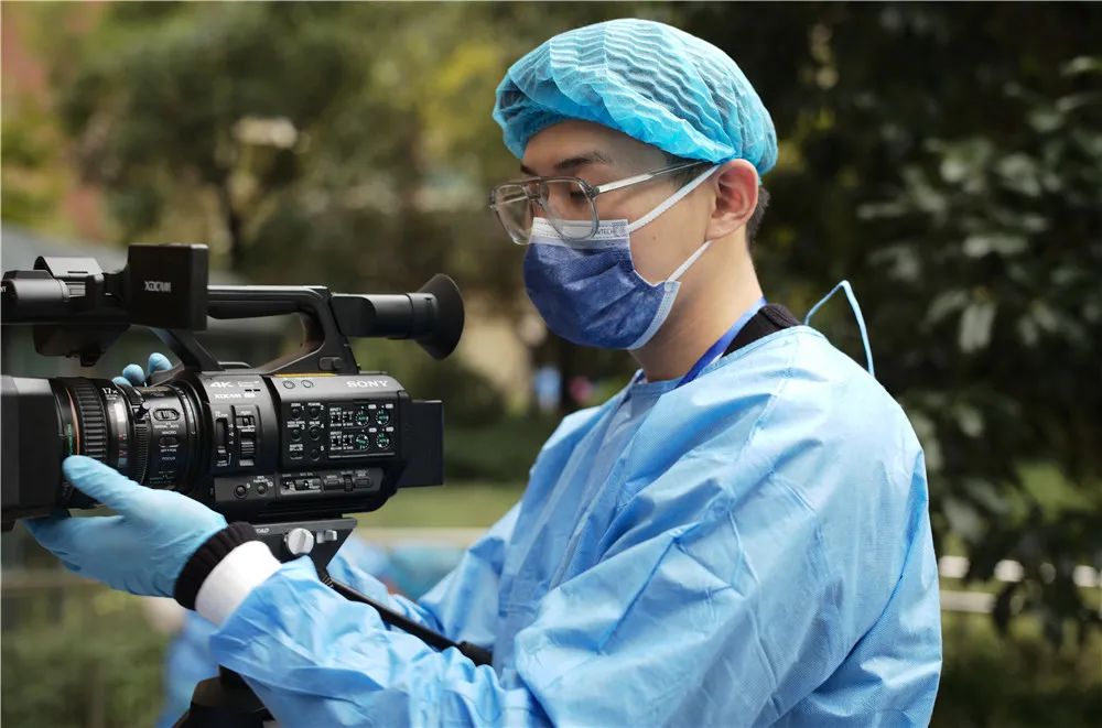 抗疫路,正奔跑!他们将"记者"大写在风雨中