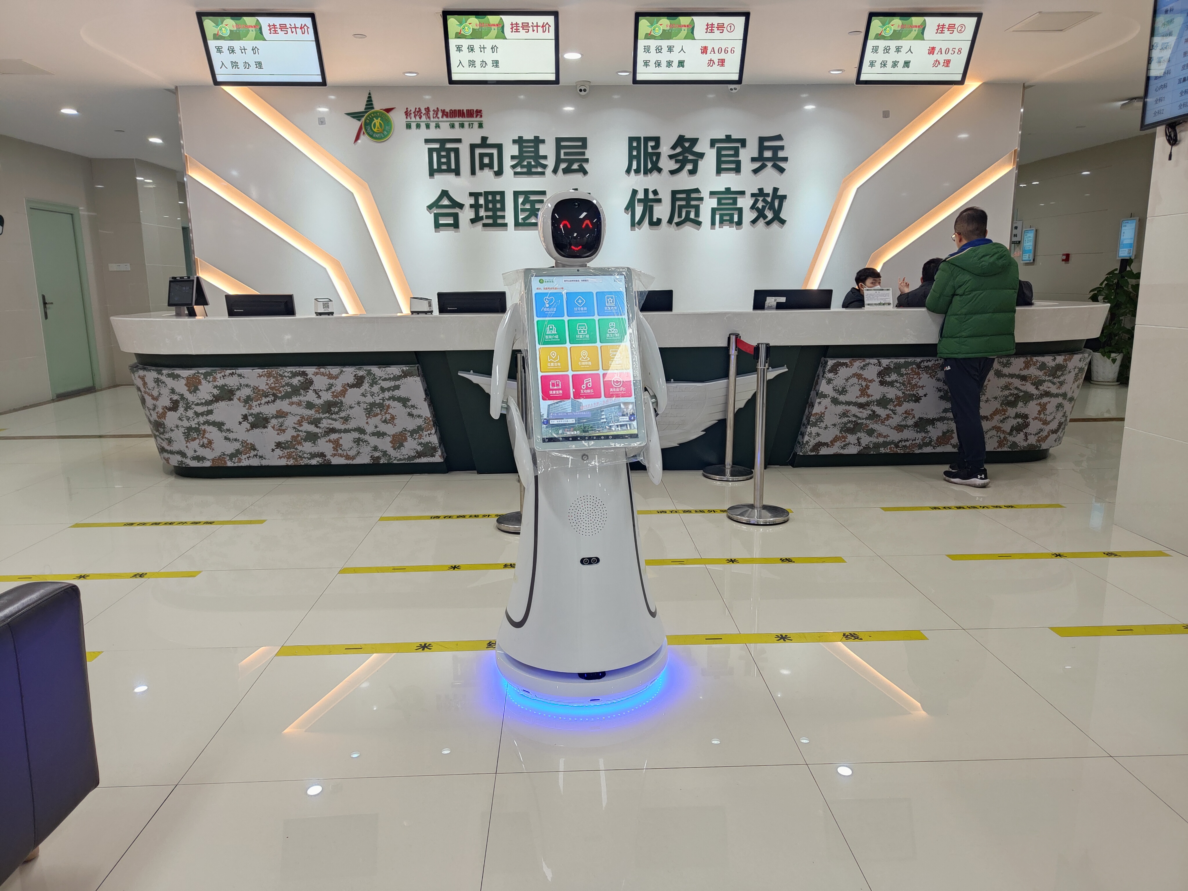 amy导诊机器人入职重庆陆军军医大学新桥医院