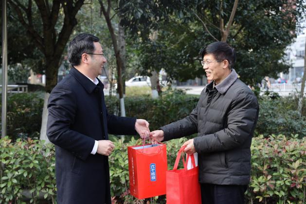 芦山县检察院检察长冯松带队开展春节走访慰问