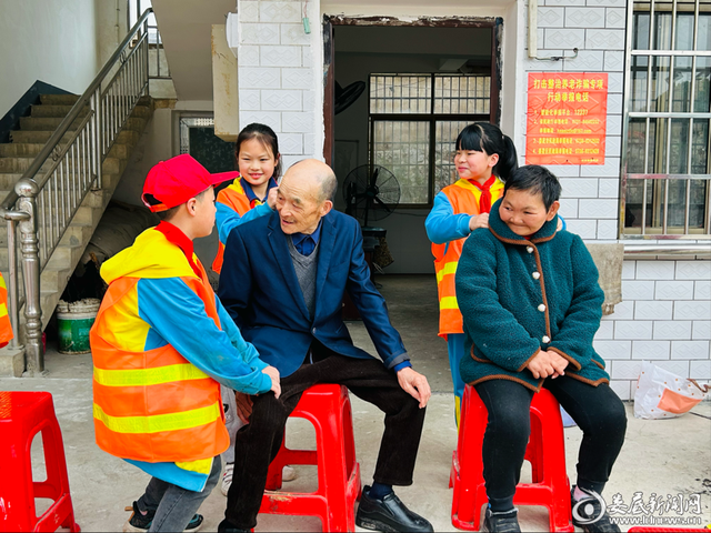 娄星区石井中心小学开展爱老敬老活动