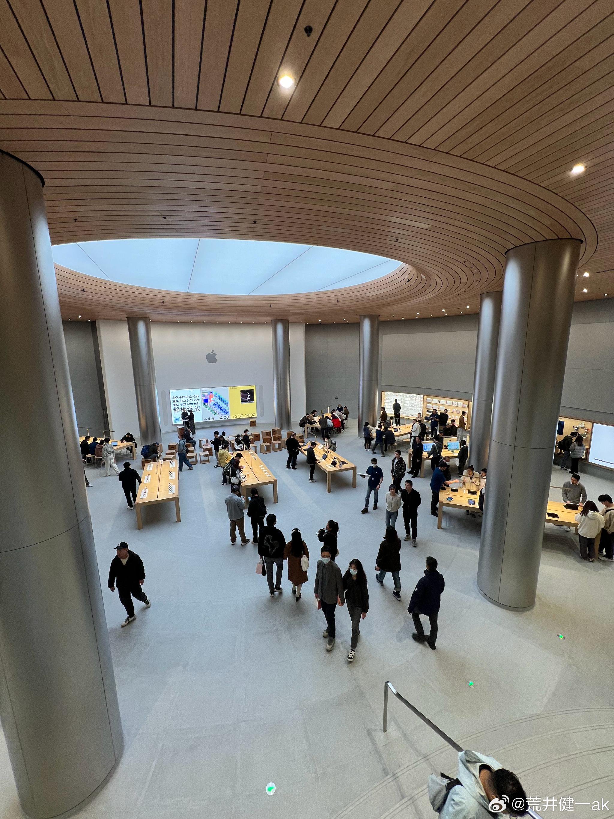 亚洲最大,apple store苹果专卖店上海静安寺店,像是个地下宫殿一样