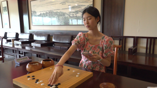 围棋天才少女吴依铭图片