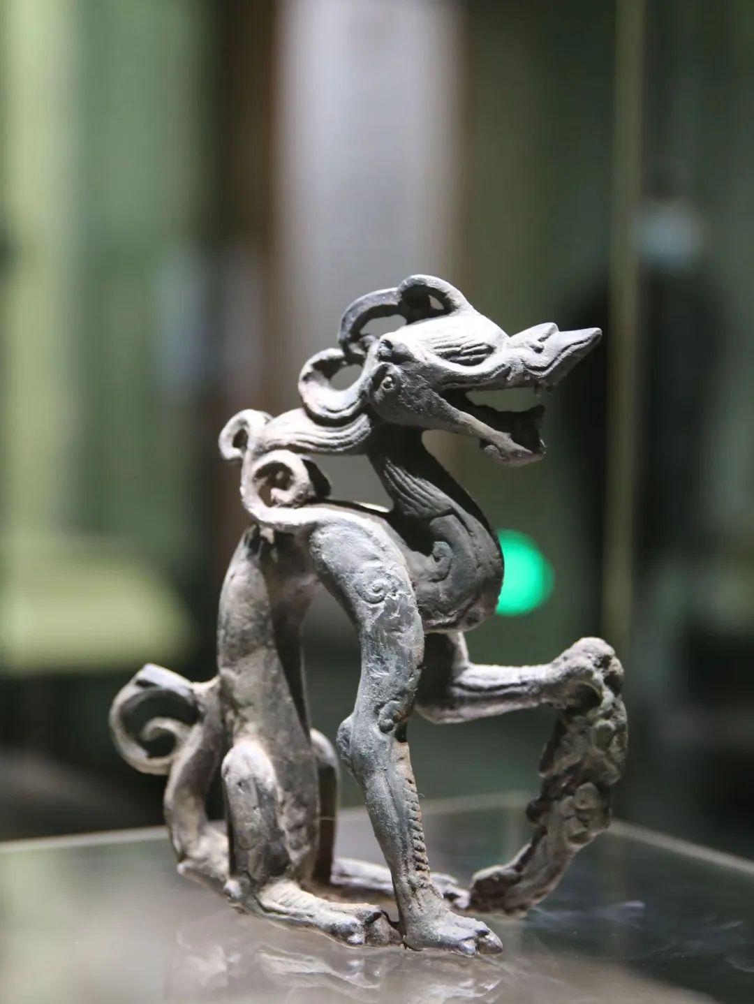 金代铜坐龙"现身"龙江慈善奖奖杯证书