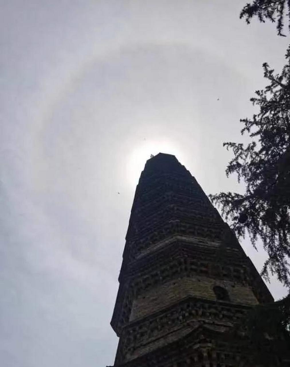 神奇的汶上宝相寺佛光. 山东汶上宝相寺上空再现佛光.