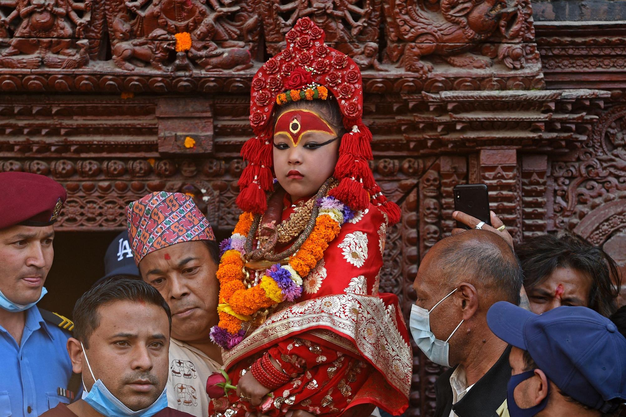 尼泊尔活女神出巡庆祝赛马节