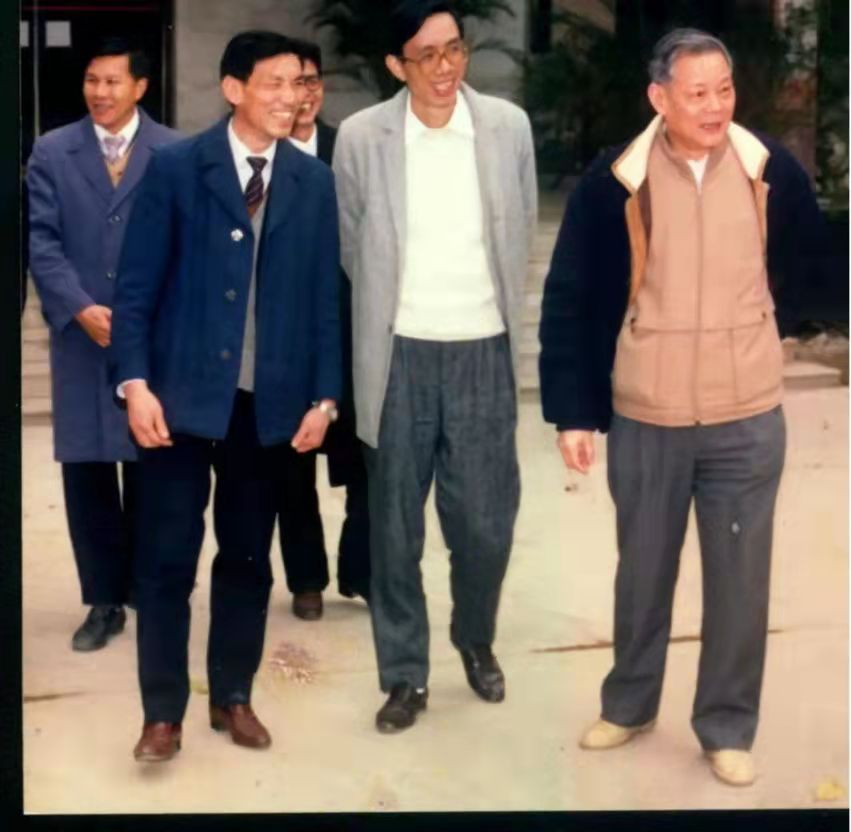 他是叶帅的儿子,曾任广州市长,深受广东人民爱戴,喜欢吃大排档