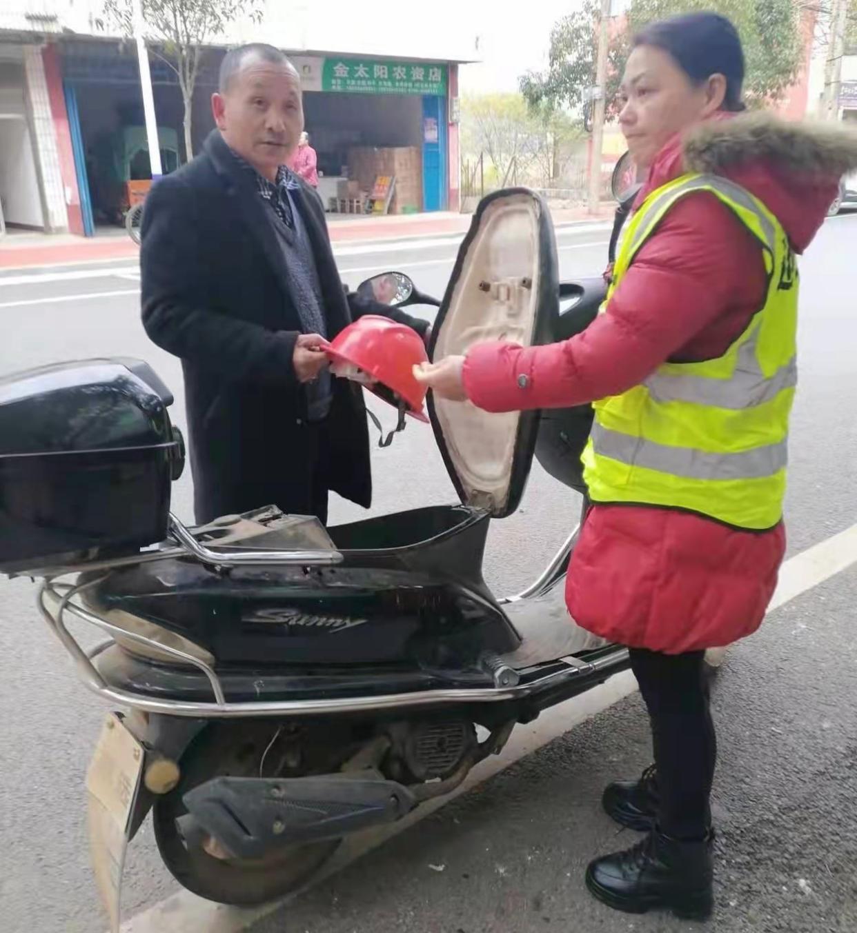 零陵区菱角塘镇积极开展冬季道路交通安全劝导工作
