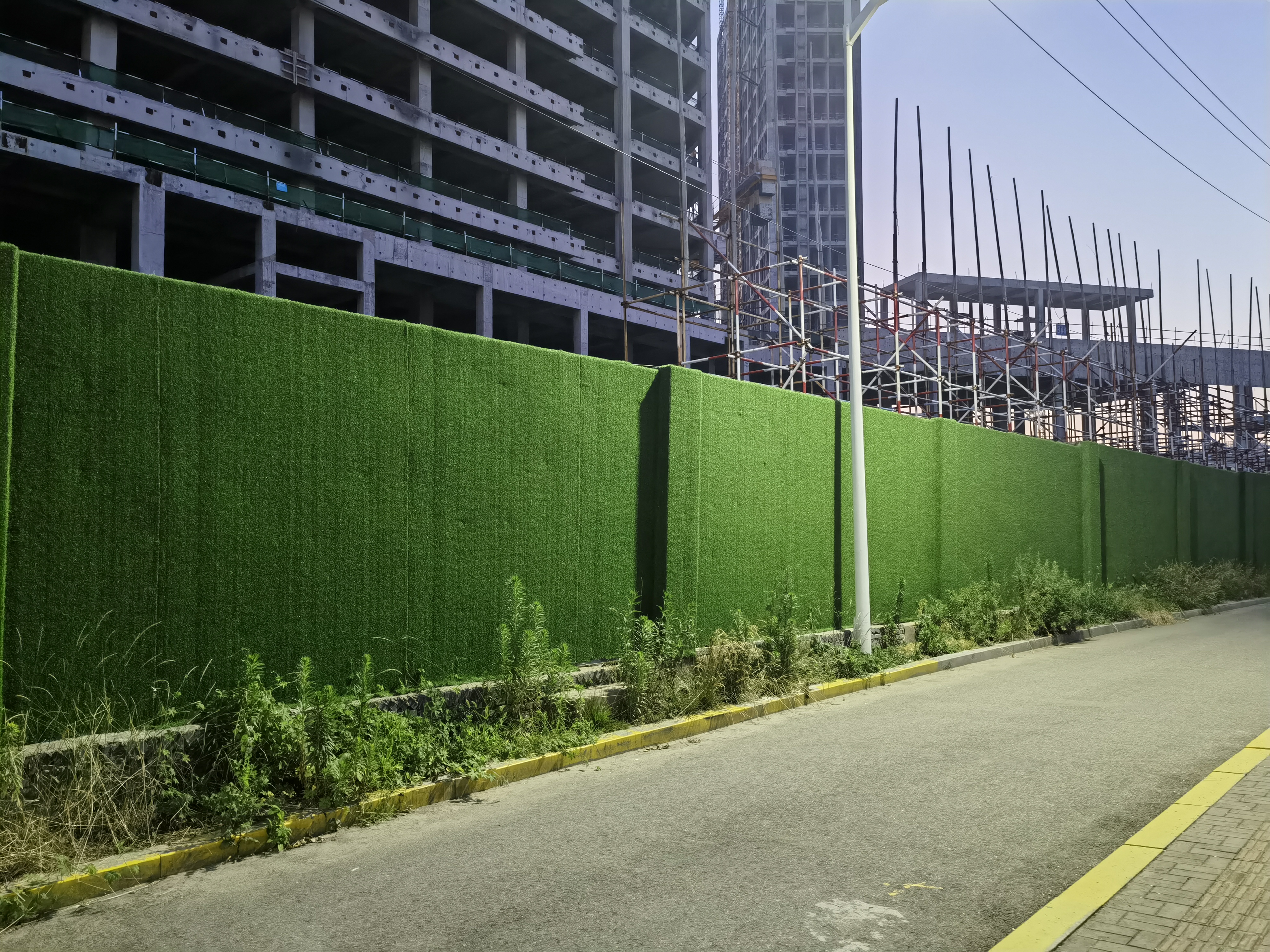 围挡仿真草皮:铺设快速简单,找厂家批发价格便宜