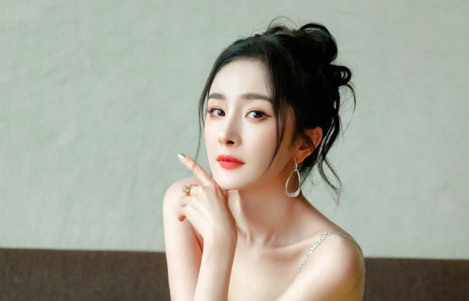 杨幂高调露背和叉裙,晴川角色再次回归,含胸驼背姿态消失