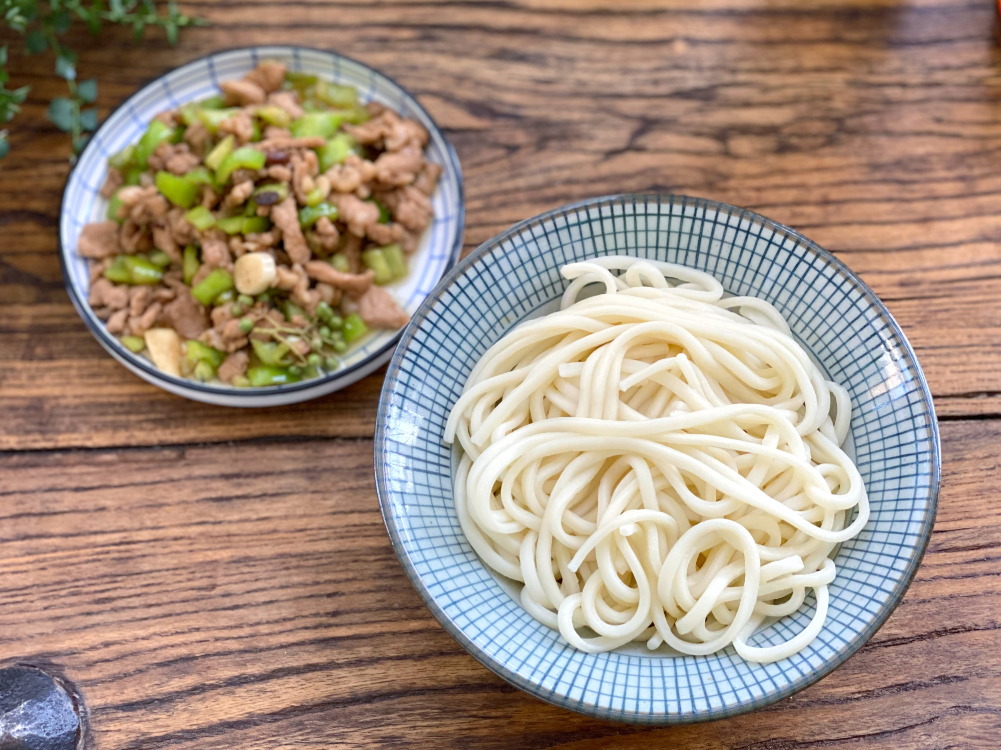 自制家常青椒肉丝打卤面,面条爽滑又筋道,卤香浓稠不油腻