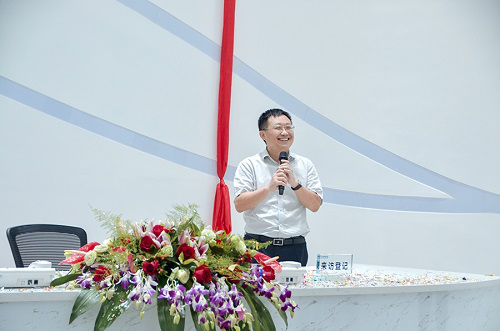 上饶富豪余文胜:29岁创业,47岁公司上市,为家乡学校捐款315万