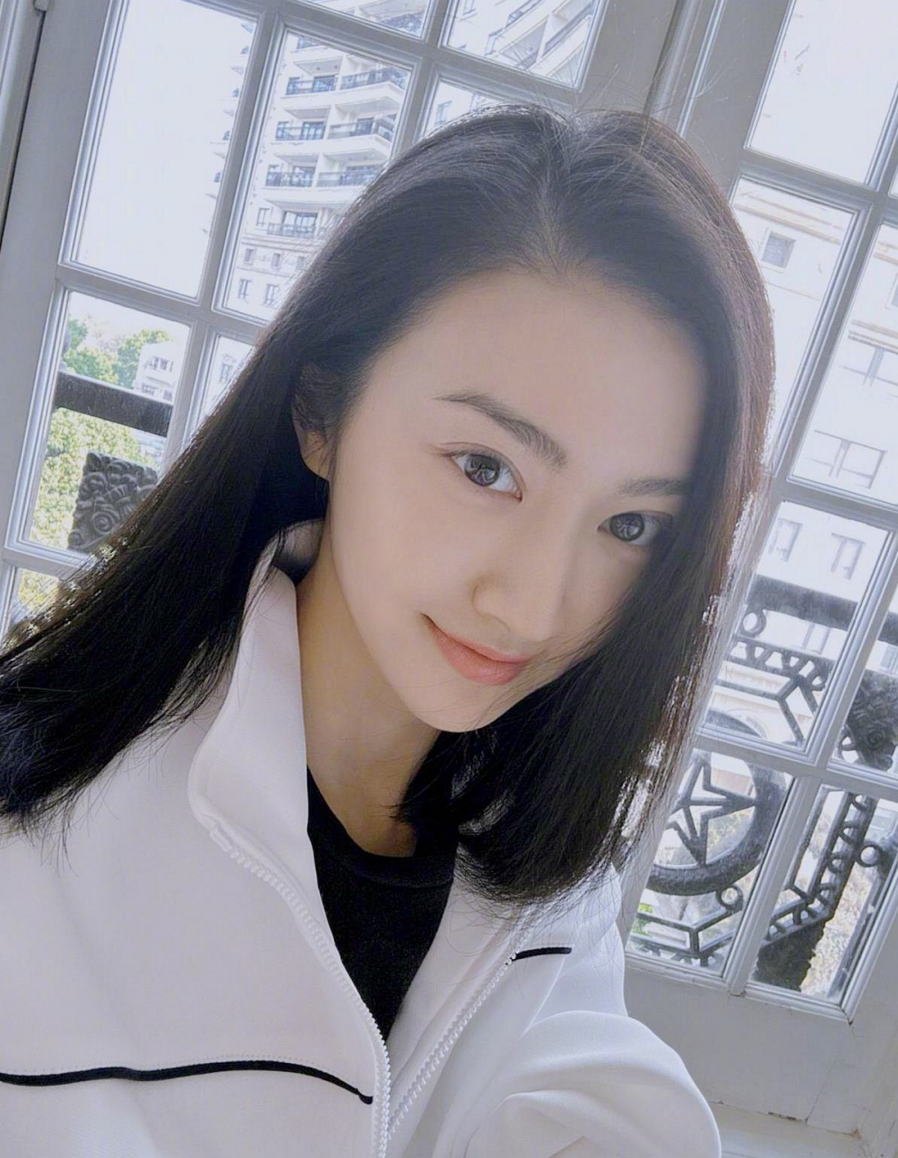 景甜做对了,矫正双眼皮,改变眉毛的形状