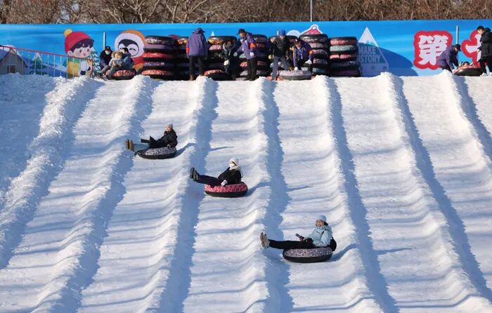 2025年12月25日，陶然亭冰雪嘉年华，游客体验雪上飞碟。新京报记者 薛珺 摄