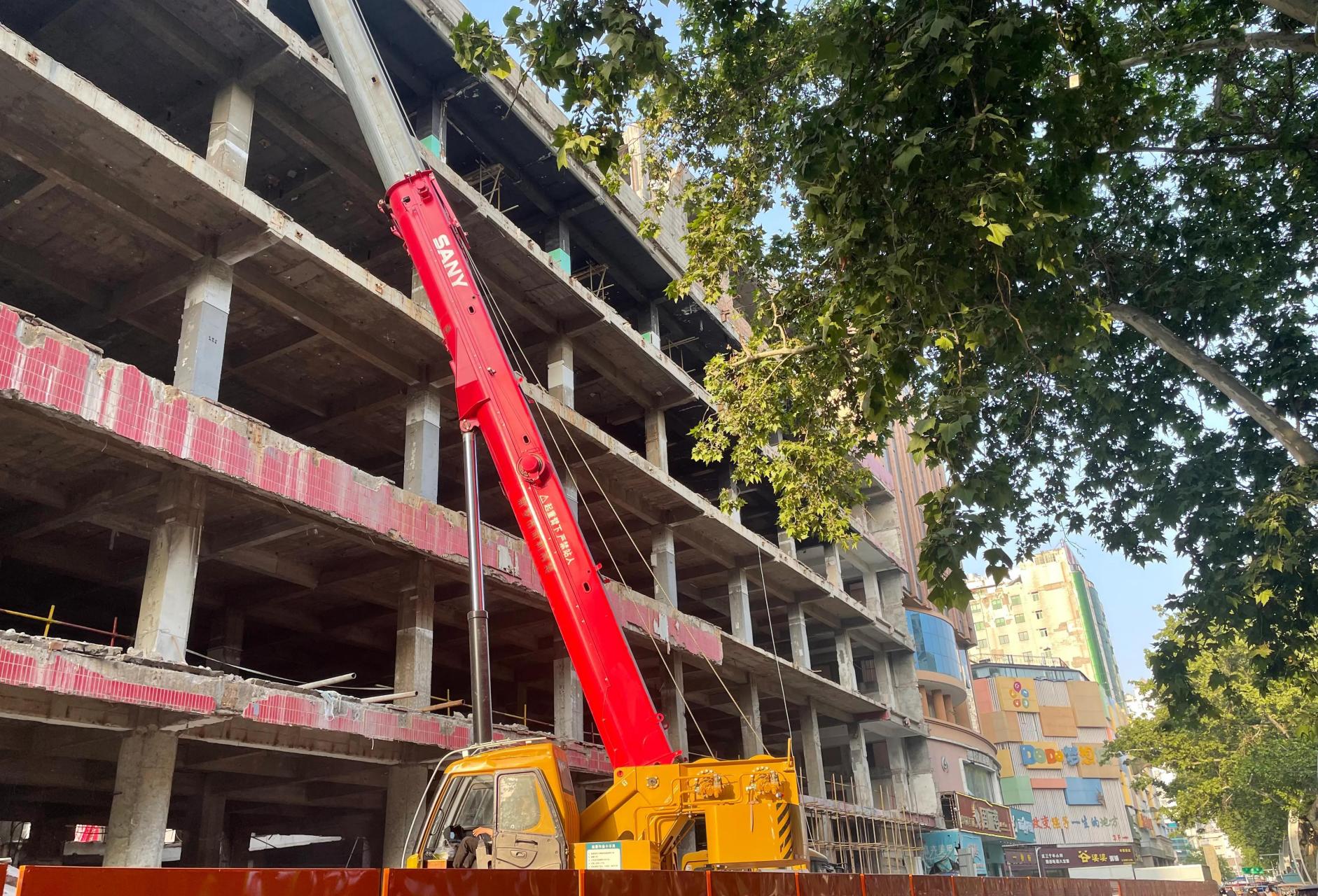 已经建成20多年的新乡市华彬大厦,经过多次改造,多次移主,多次关门