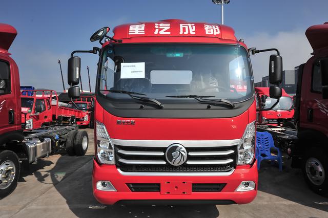 搭载160马力潍柴机 城市运输超方便 高清实拍重汽王牌瑞狮轻卡