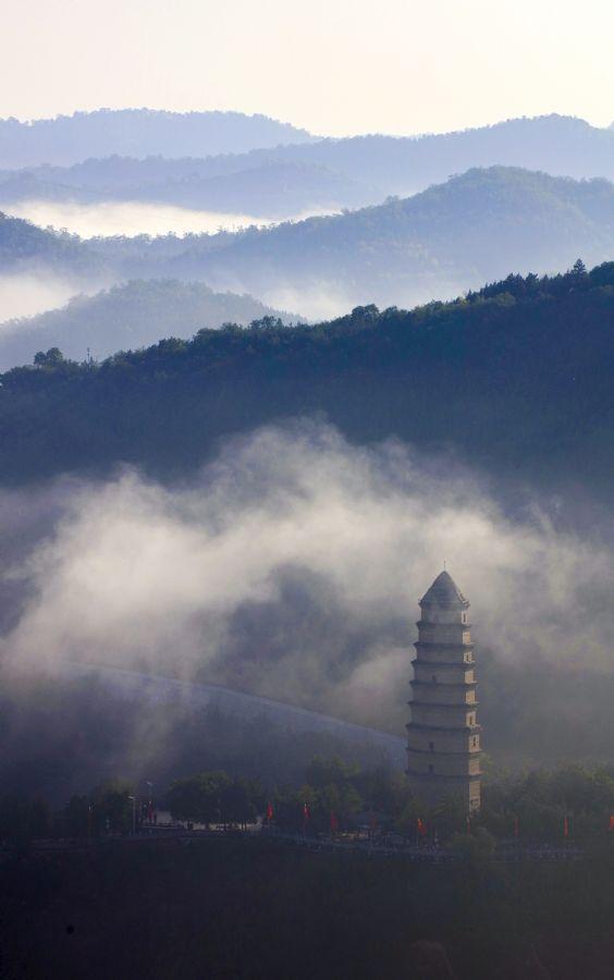 延安市摄影家协会 吴延晋 国庆节,我在宝塔山打卡