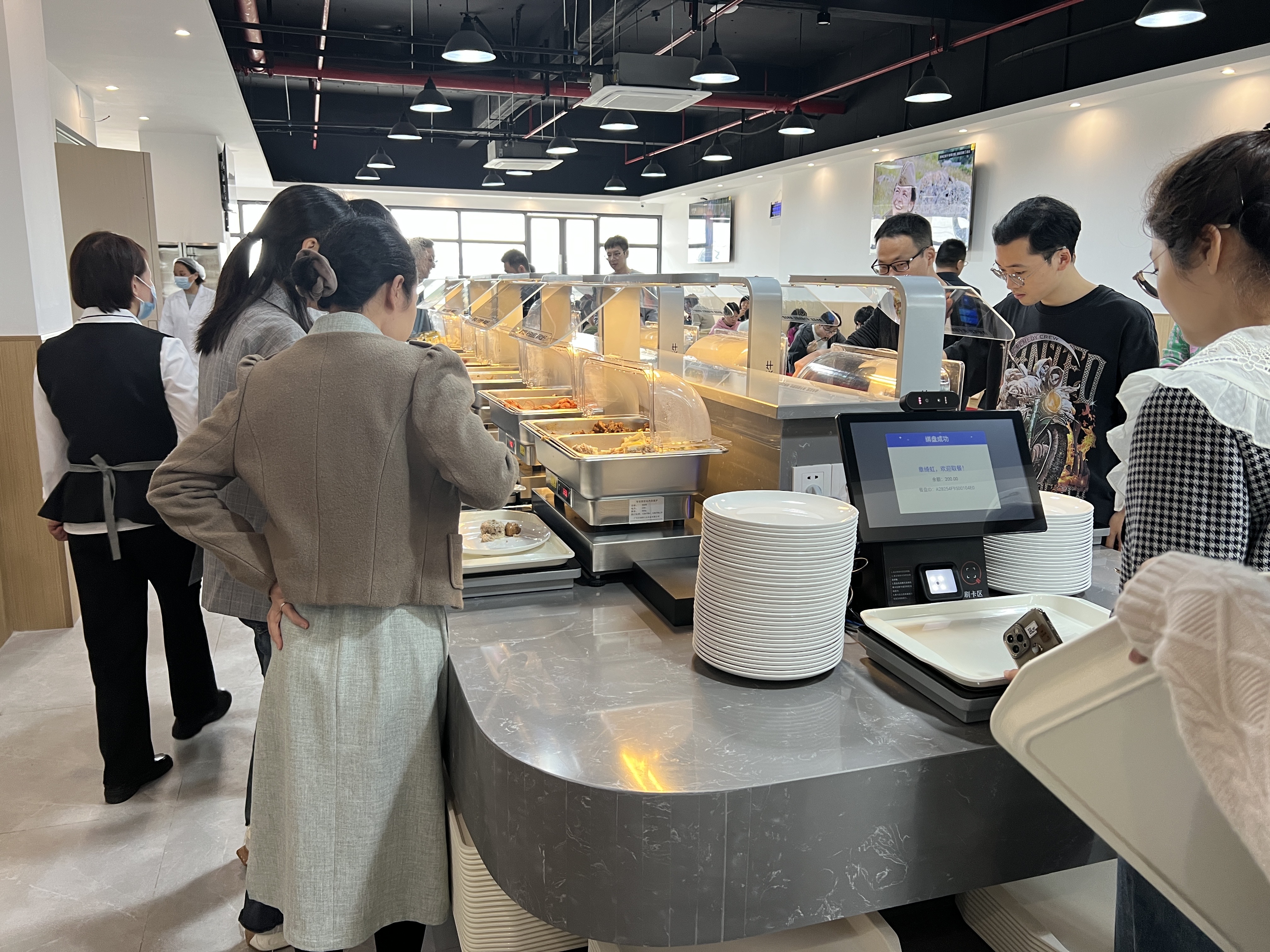 自助餐厅两种就餐方式的特点