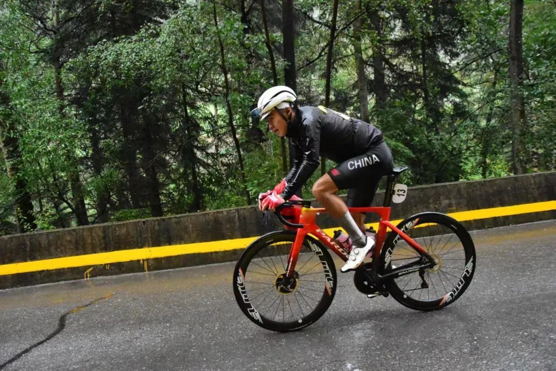 环青海湖s4 雨中鏖战 华兴车队协作优秀 吕先景总成绩上升至第8名