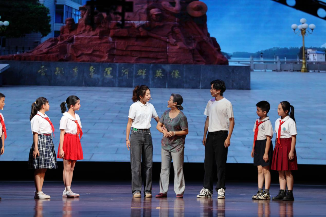 展现了广大妇女在湛江港建港开港,鹤地水库开挖,青年运河建设中坚韧