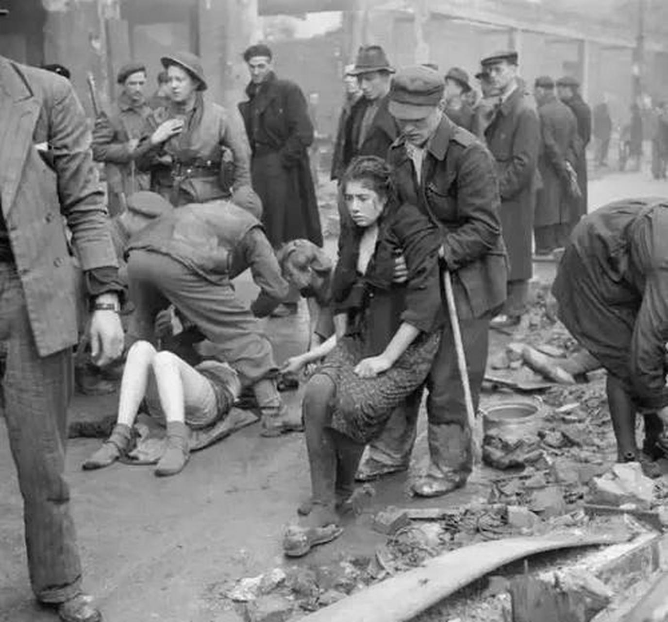 1945年4月,苏军攻占柏林,女人们成了这场胜利的战利品,苏军士兵眼里