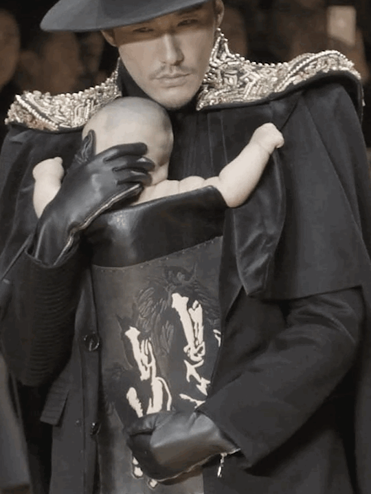 胡兵官宣,公开结婚九宫照片,前几日手抱婴儿走秀,疑奉子成婚