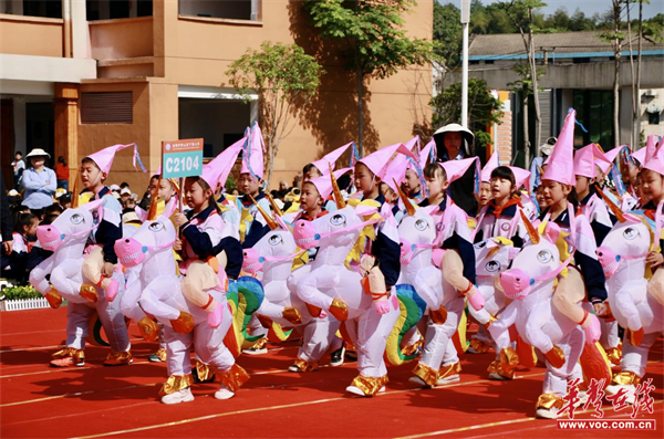 运动场上飒英姿 赫山区丁香小学首届春季田径运动会开幕