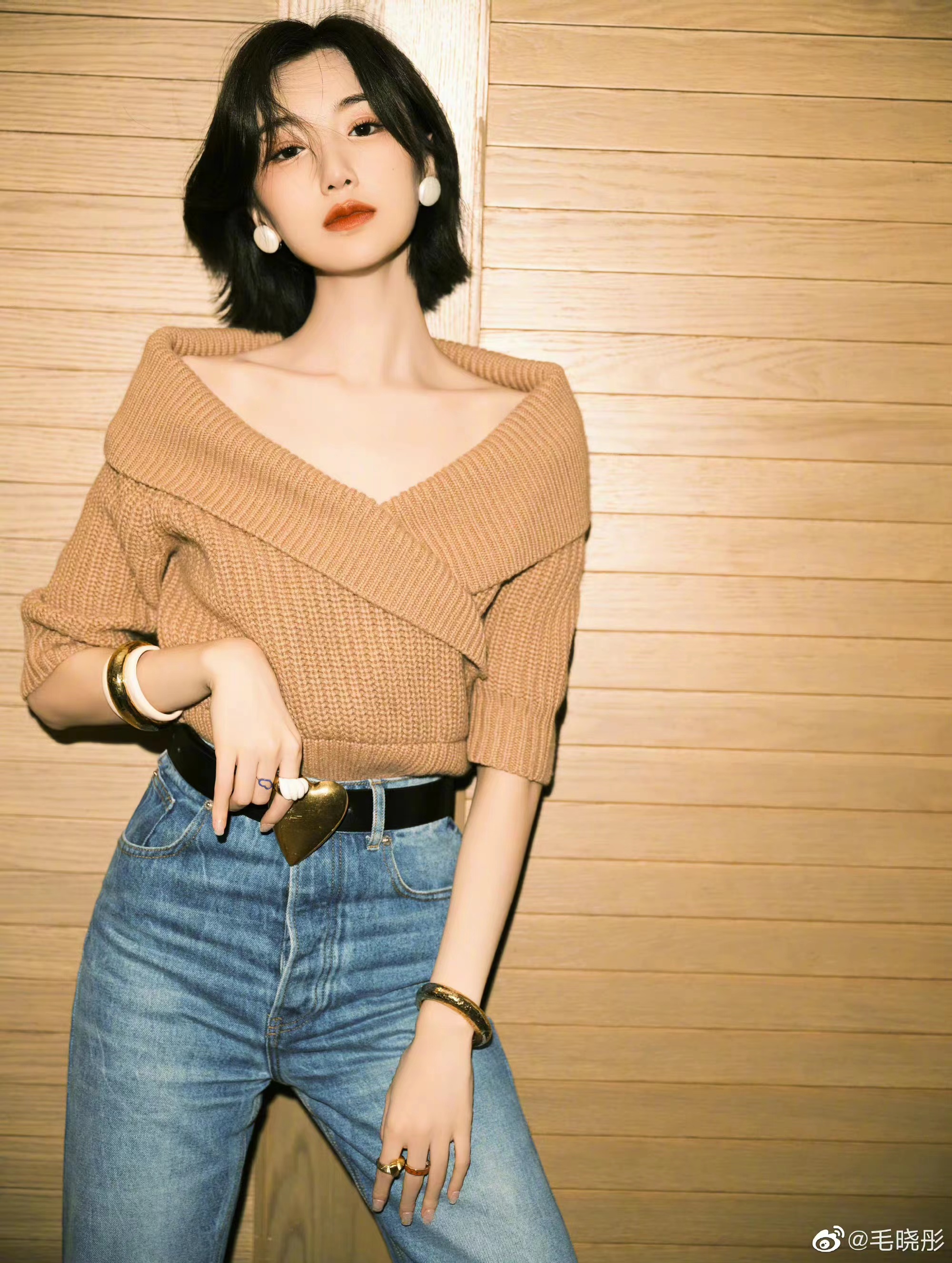 毛晓彤新造型好圈粉,露肩毛衣搭牛仔裤,时髦优雅还显气质
