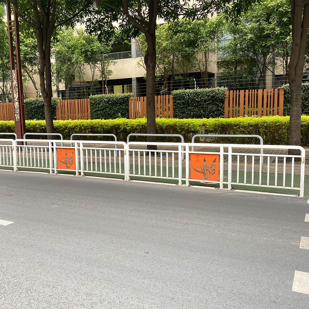 广东新颖设计美观的白阑道路护栏人行道栏杆