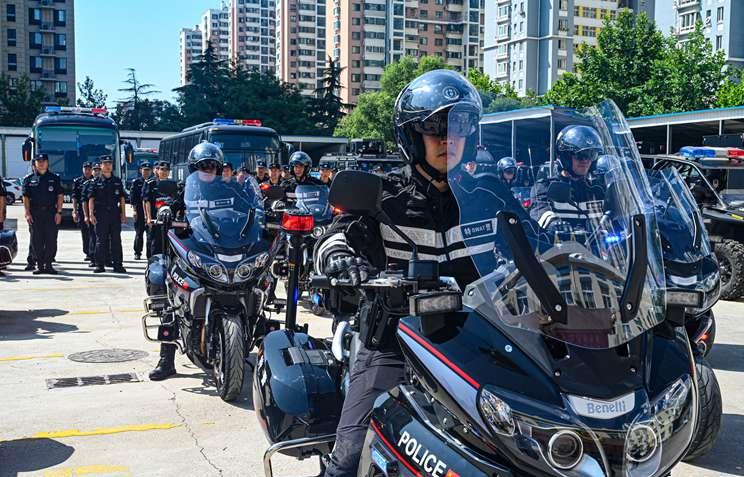 太飒了!青岛市首支特警铁骑出征你在马路上见过吗?