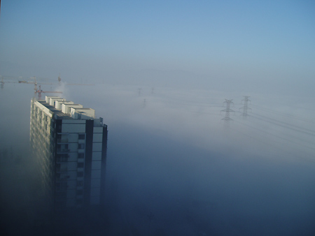 海市蜃樓是一種自然現象,在特定大氣條件下,海上出現的虛幻景象